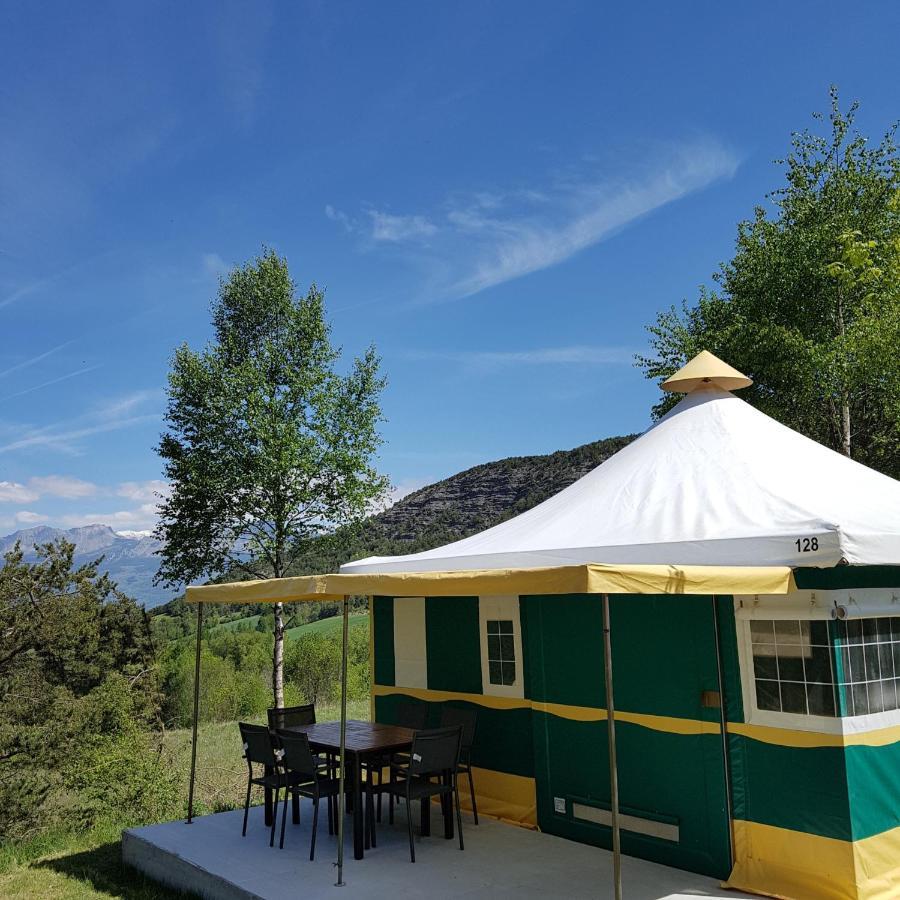 Village De Chalets Et Camping La Pierre De L'Aigle La Bréole Exteriér fotografie