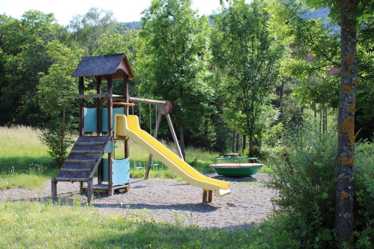 Village De Chalets Et Camping La Pierre De L'Aigle La Bréole Exteriér fotografie