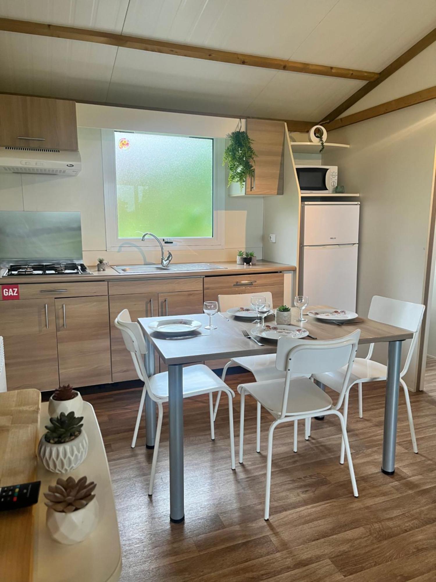 Village De Chalets Et Camping La Pierre De L'Aigle La Bréole Exteriér fotografie